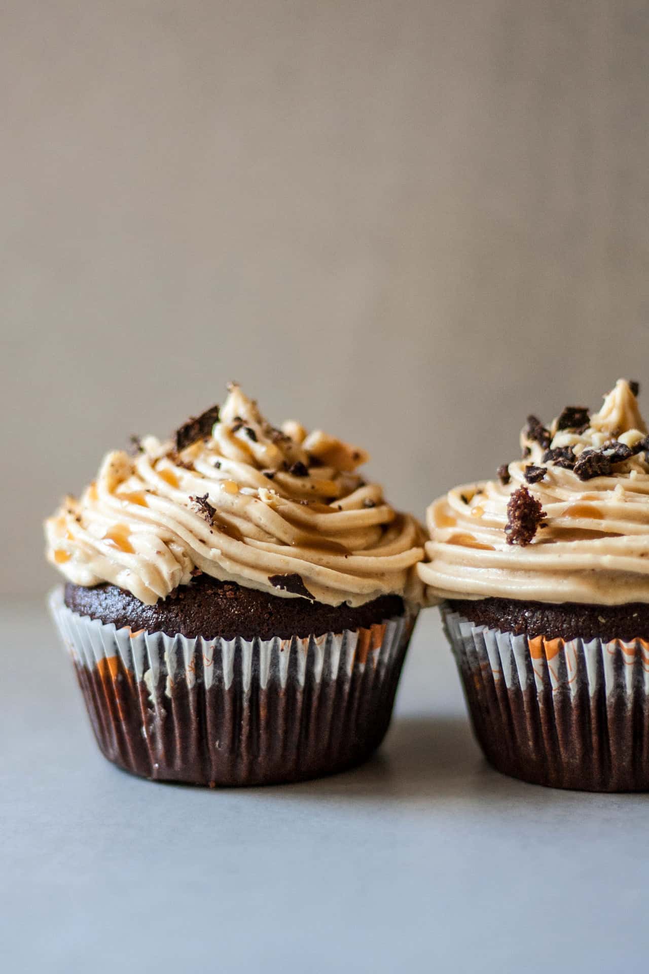 This gluten-free snickers cupcakes are low FODMAP, perfectly sweetened, indulging, delicious and yes they taste like the all-time favorite snickers bars!