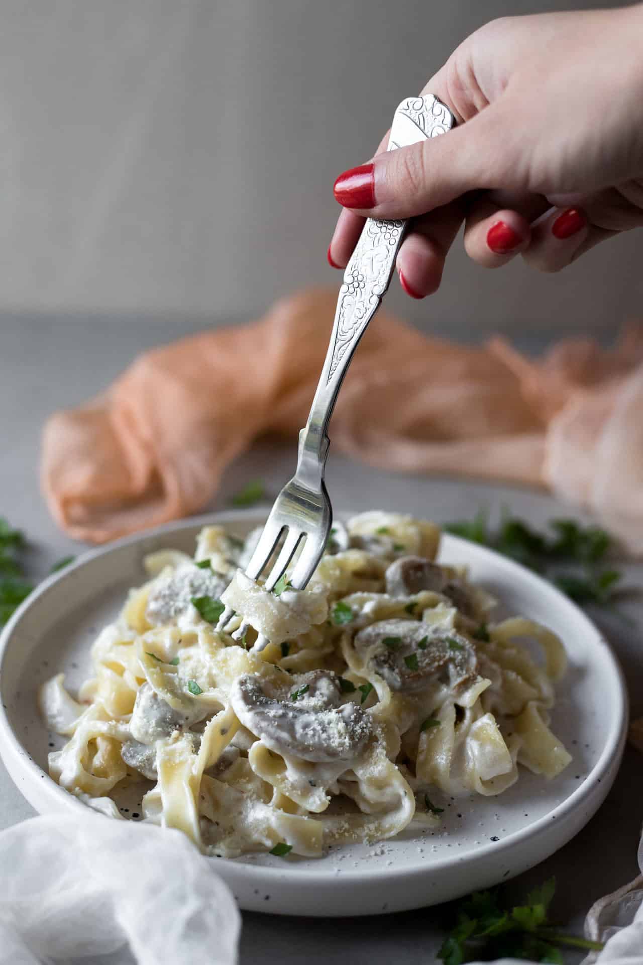 This Low FODMAP Mushroom Fettuccine is super creamy, flavorful and so delicious. Moreover is easy to digest and makes a filling lunch or dinner.