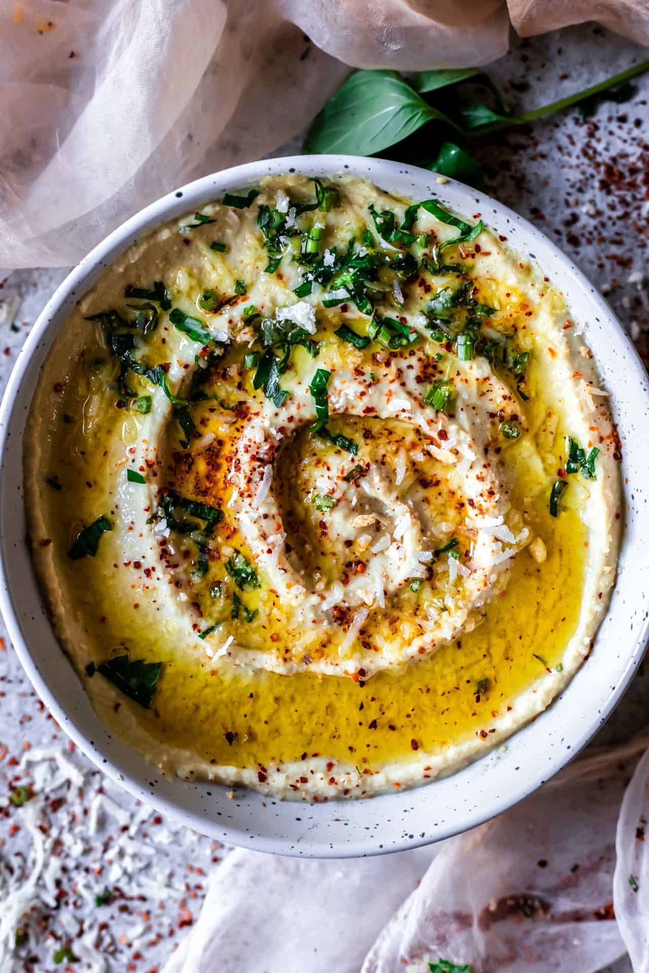This Low FODMAP Hummus is extra creamy and smooth, super flavourful, very simple to make and so delicious!