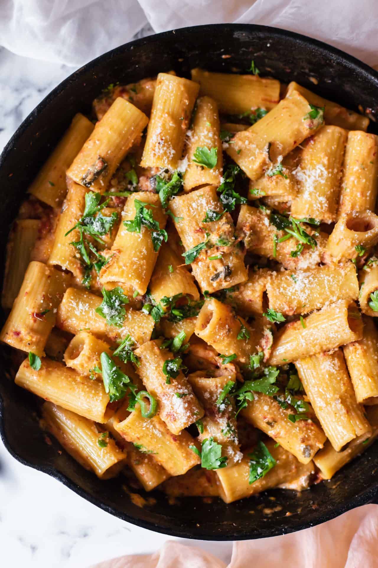 This Vegan Sun-Dried Tomato Pasta requires only 1 pot, 9 ingredients, and 20min to make! It is easy, comforting and so delicious!