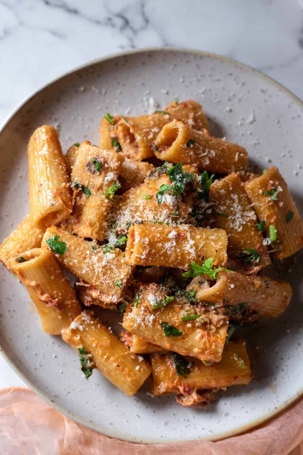 This Vegan Sun-Dried Tomato Pasta requires only 1 pot, 9 ingredients, and 20min to make! It is easy, comforting and so delicious!