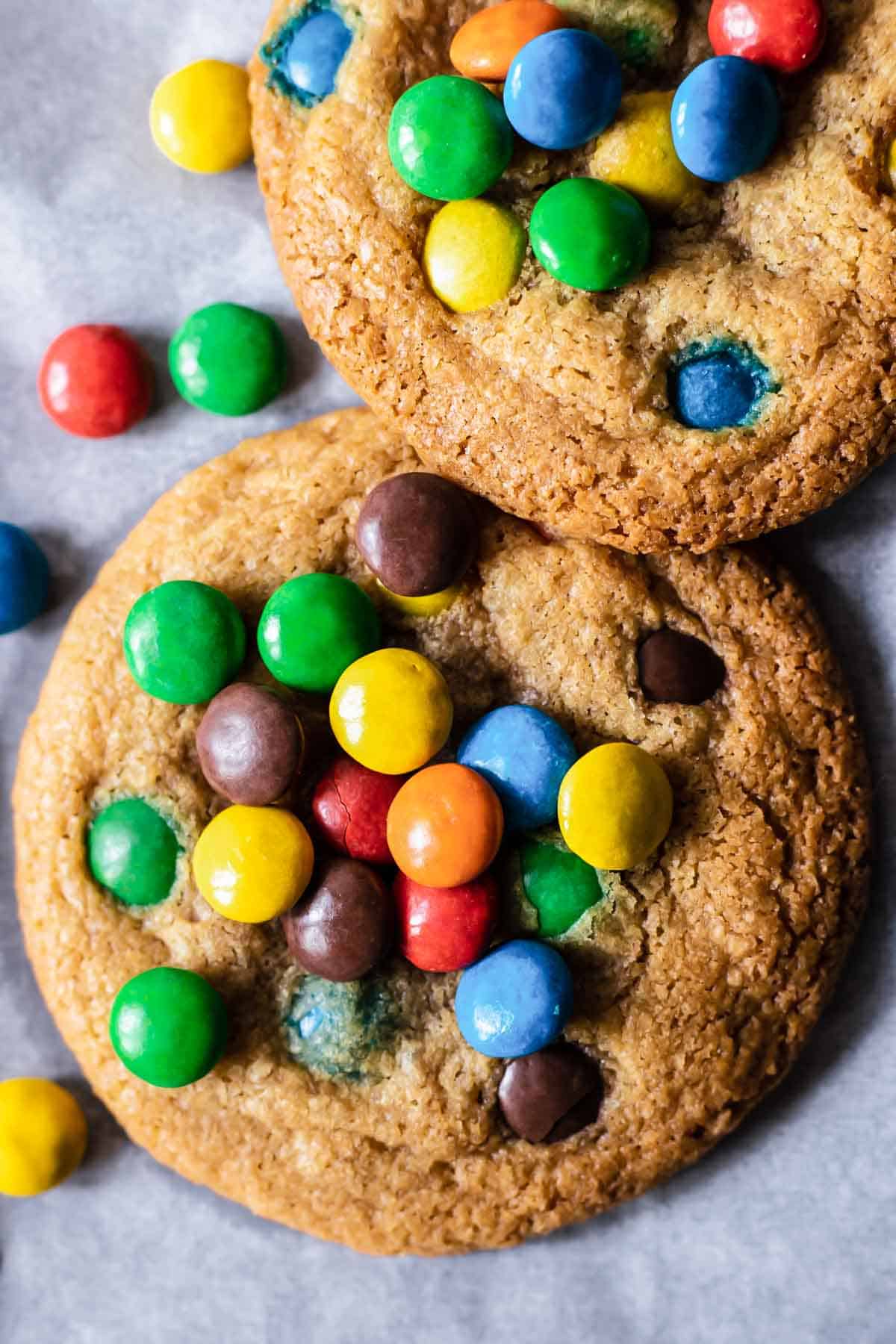 a close up of an m&m cookie.