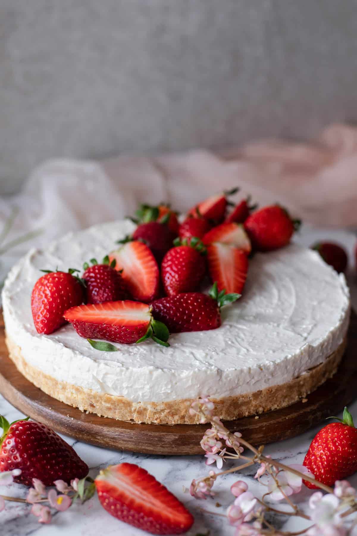 No-bake cheesecake with fresh strawberries